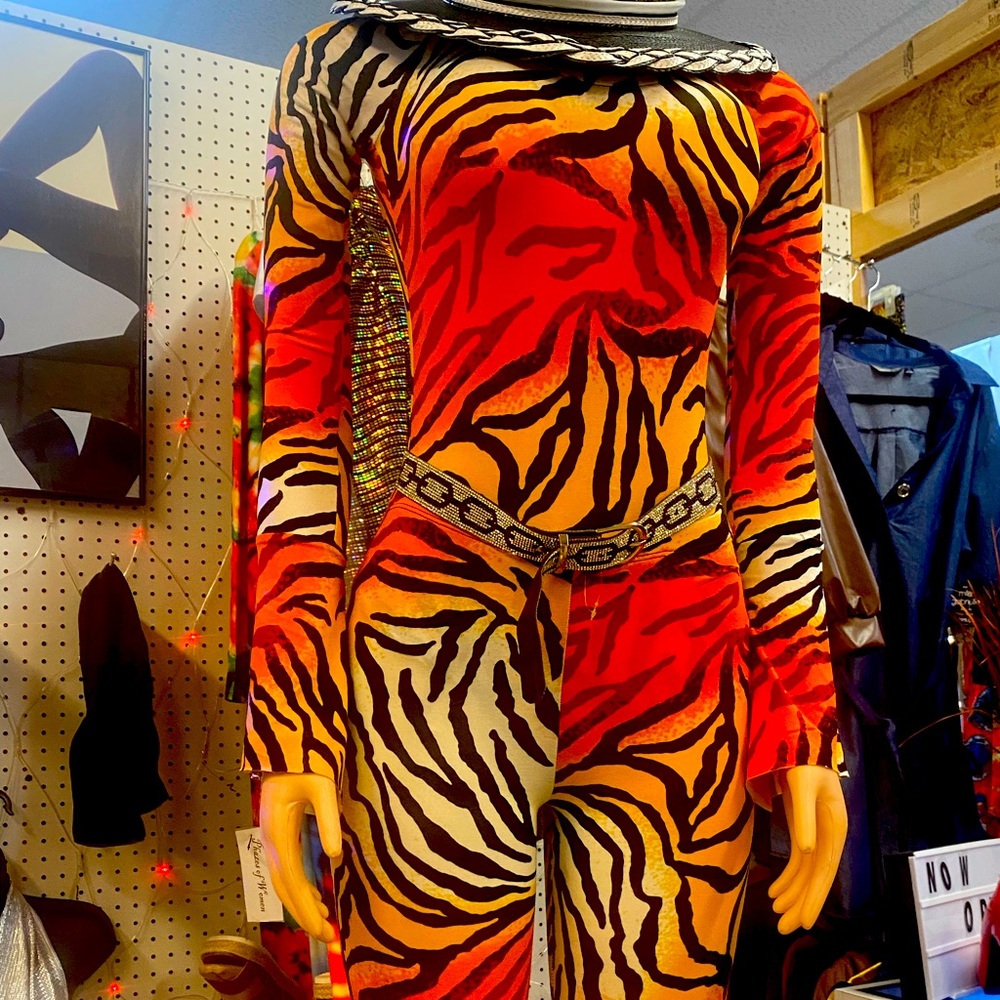 Look at the Tiger on her. Sz m only 1 available.